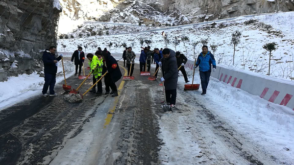 【太华索道】行动迅速除冰雪 全力以赴保运营(图1)